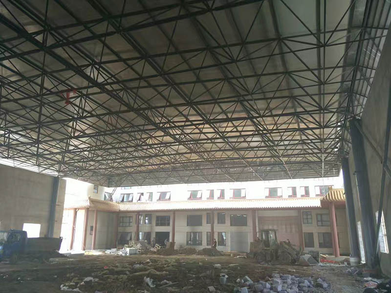 崇州屋顶采光无缝钢管网架安装现场
